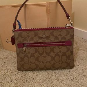 ✨Coach Wristlet ✨